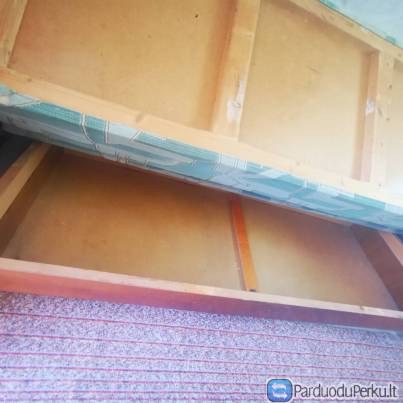 2 senos tvirtos, nenudevetos sofos