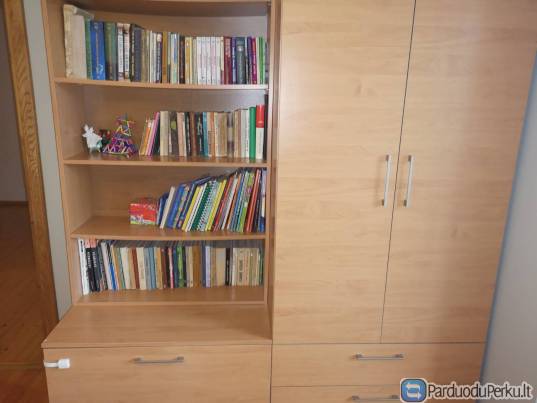 Dovanoju drabužinę su knygų spinta