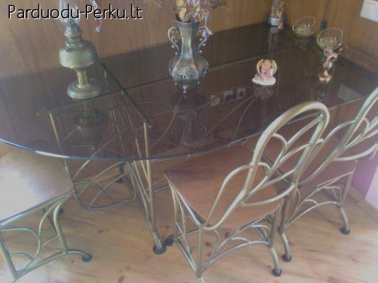 Stiklinis stalas su kėdėmis