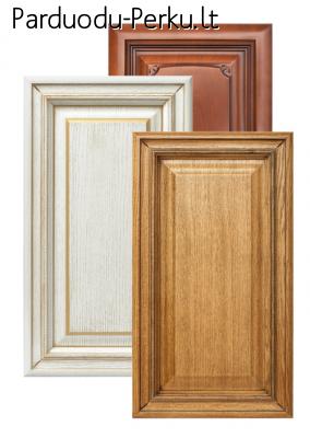 Natūralaus medžio baldiniai fasadai.