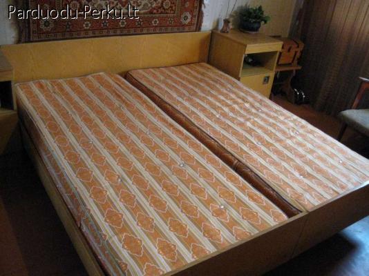 Dviejų daliu dvigule lova su čiuziniu uz 245 Lt.