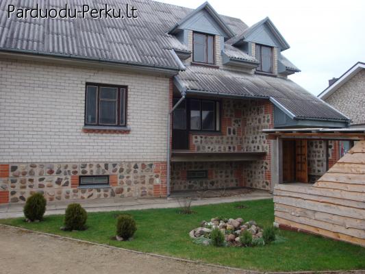 Mūrinis namas patogioje vietoje