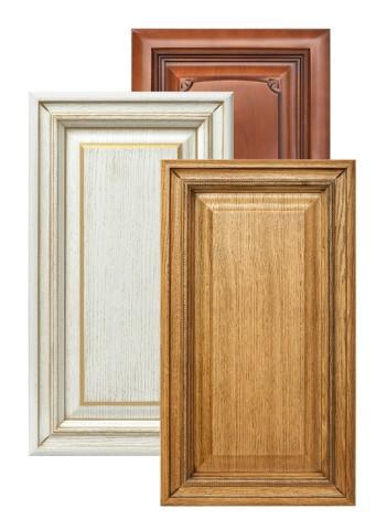 Baldiniai fasadai iš natūralaus medžio.