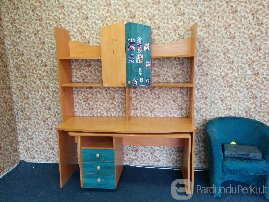 2 kompiuterio stalai su spintelėmis