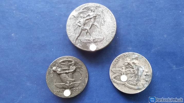 3 Reicho ženkliukai