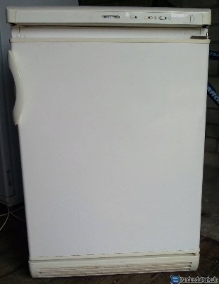 3 stalčių šaldiklis