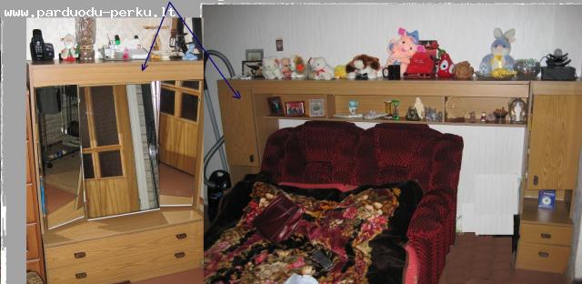 Gražūs baldai miegamajam prie lovos ir kosmetinėms procedūr.