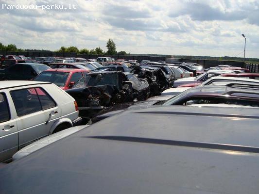 automobiliai dalimis