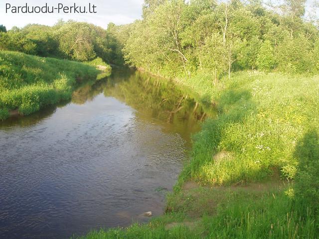 8km nuo Jurbarko, prie upės, asfalto