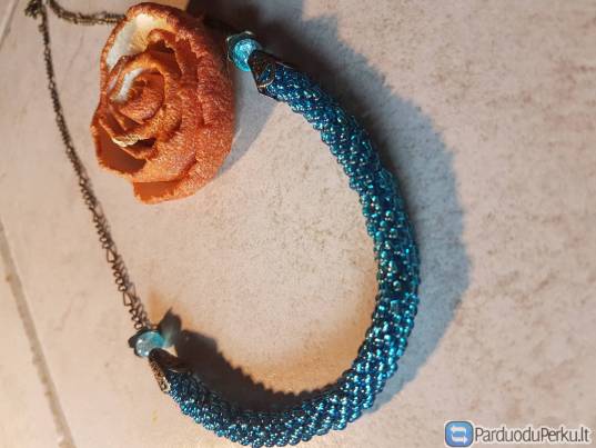 9. Rankų darbo kaklo papuošalas