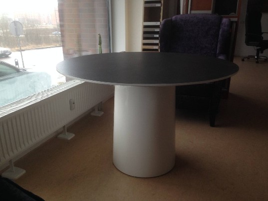 Apvalus modernus stalas.