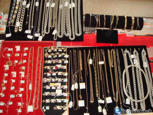 Auksinės ir sidabrinės apyrankės vyrams ir moterims.