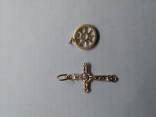 Auksinis pakabukas kryželis praba 585, svoris 1,43g. Kaina 55€. Auksinis pakabukas ratukas praba 585