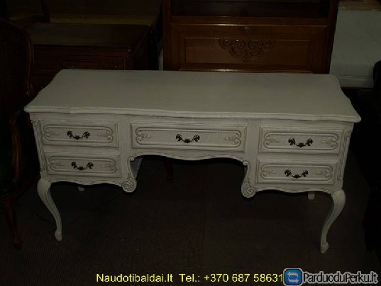 Ąžuolinis kosmetinis staliukas