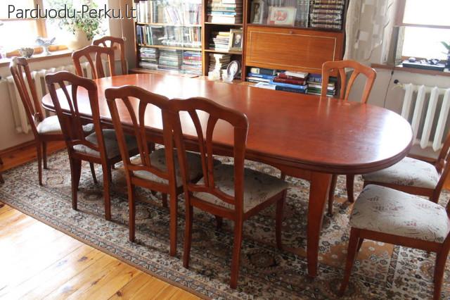 Azuolinis stalas ir 10 kedziu