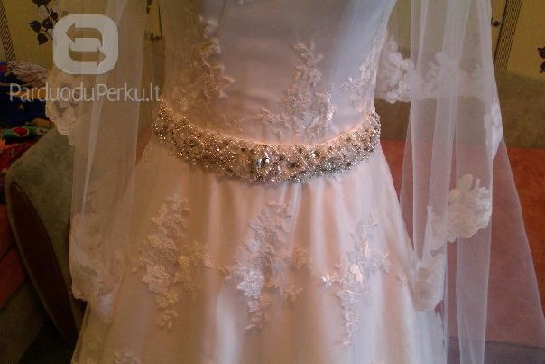 Balta neriniuota vestuvine suknele