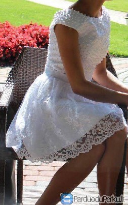 Balta trumpa suknelė