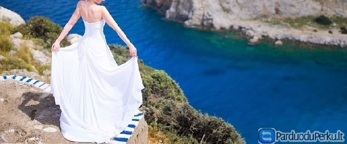 Balta vestuvine suknele su sleifu