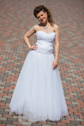 Balta vestuvinė suknelė