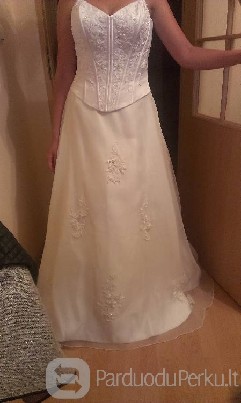 Balta vestuvinė suknelė