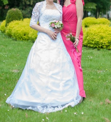 Balta vestuvinė suknelė