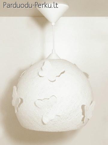 Baltas šviestuvas su drugeliais