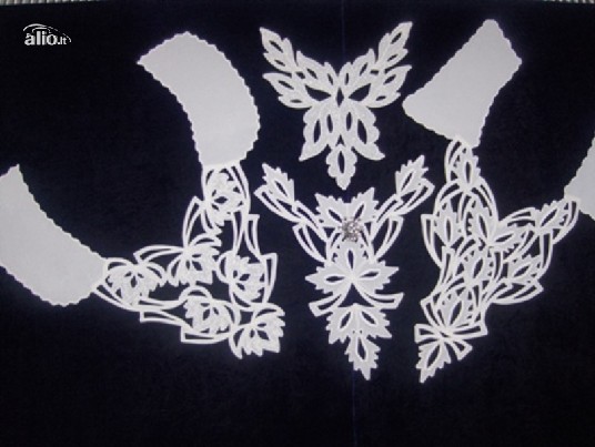 Balti papuošalai (maža juoda suknelė)