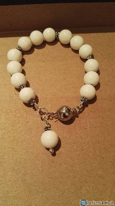 Balto koralo apyranke su sidabro detalemis