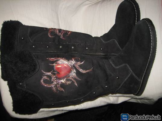 Batai iki kelių moterim