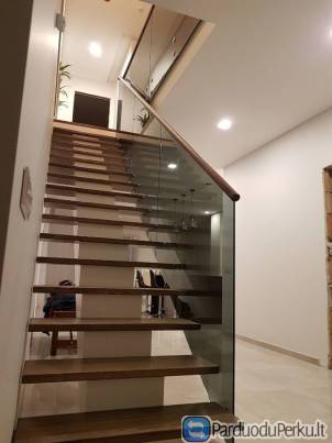 Berėmio grūdinto stiklo-metalo konstrukcijos