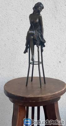 Bronzinė sėdinti Mergina, vardinė