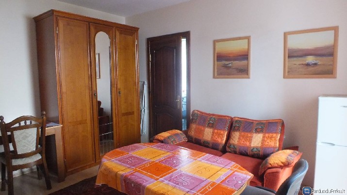 BUTAS DVIEJŲ KAMBARIŲ  SU  DIDELE TERASA