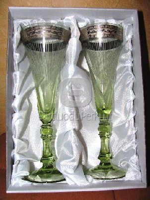 Cekiskas ranku darbo zalio stiklo taures