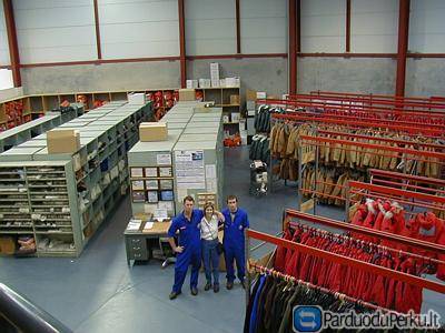 DARBAS MOTERIMS DRABUZIU  FABRIKE OLANDIJOJE