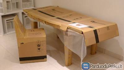 Darbas vyrams prie baldu pakavimo Olandijoje
