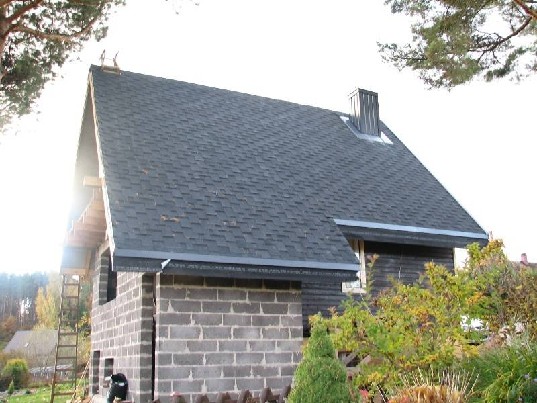 Dengiu šlaitinius stogus, keičiu seną dangą.