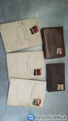 Deputatų ženkleliai su pažymėjimais.