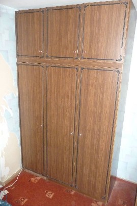 Dovanojame 3 durų spintą su antresolėmis