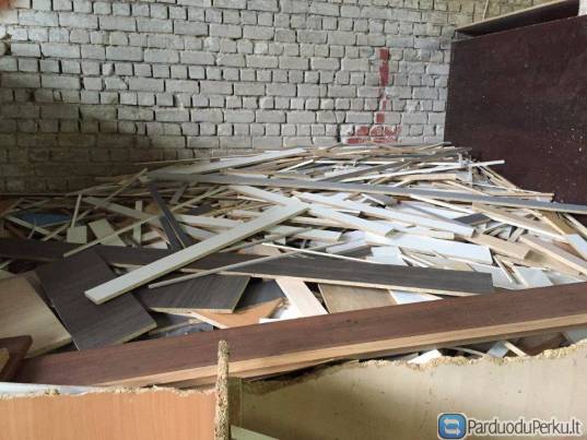 Dovanojame Drožlų plokštės atraižas ir pjūvenas KŪRENIMUI