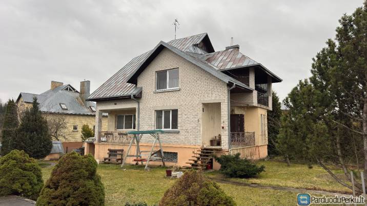 Erdvi namo dalis, 1a.-90m² ir cokolinis a.-88m², Lapėse – autonominis būstas su pirtimi ir sklypu 4