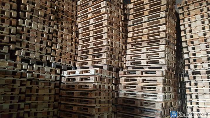 Perkame / superkame dideliais kiekiais tvarkingus padėklus / paletes, padėklų apvadus, tarą šarnyrin