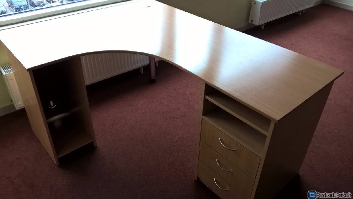 Funkcionalus biuro stalas