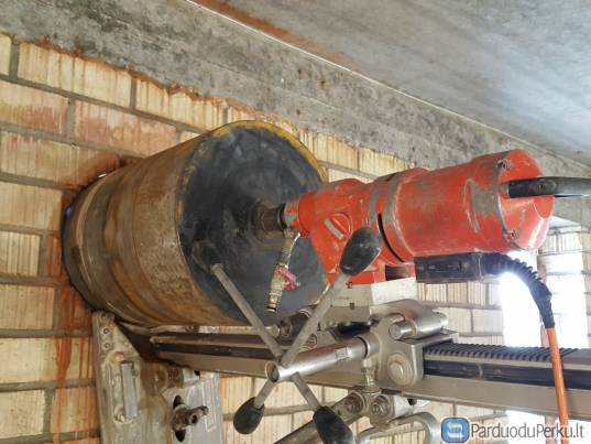 Gręžiame skyles vėdinimui,kanalizacijai.