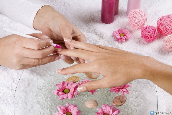 Higieninis manikiūras + gelinis lakavimas 12 €