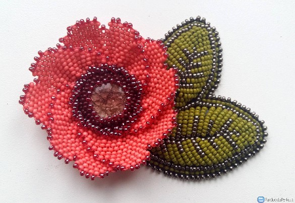 Iškili gėlė su D lapeliais