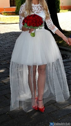 Iškritinė trumpa suknelė smulkiai nuotakai