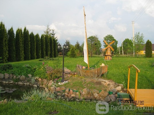 Isnomuojami kambariai ir atskiras namelis.