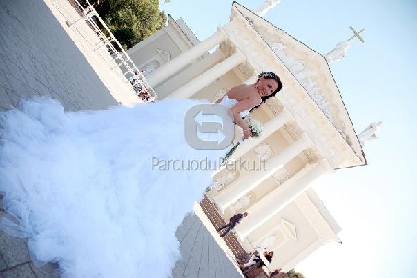 Įspūdinga vienetinė vestuvinė suknelė