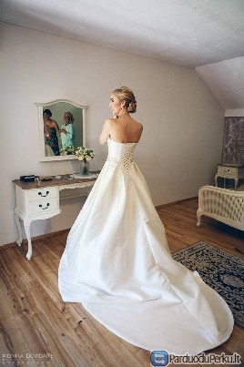 IŠSKIRTINIO GROŽIO ISPANIŠKA VESTUVINĖ SUKNELĖ