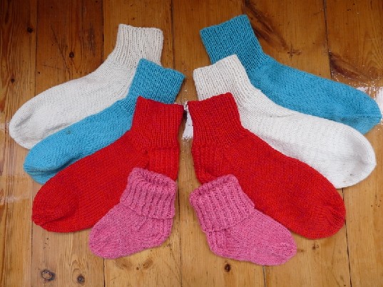 Ivairių spalvų ir dydžių kojinės